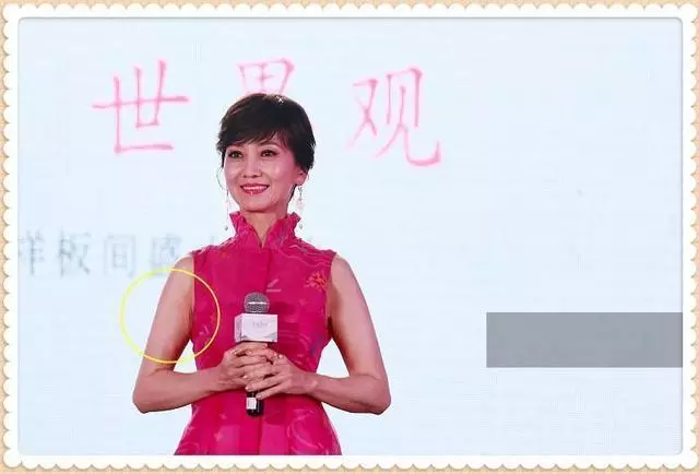 趙雅芝終於扛不住了!穿露肩裙胳膊贅肉明顯,網友:跟我奶奶一樣~~~