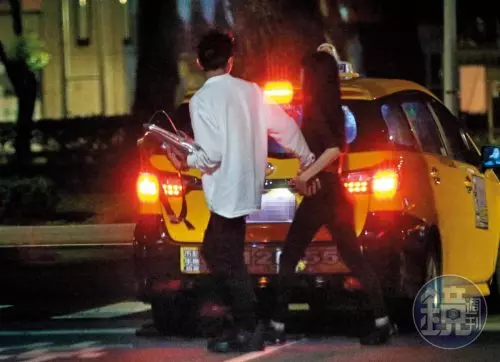 【半夜約炮被抓包!?】BY2 Miko車內激吻富二代『上樓過夜』徹夜未歸! 新歡是'小陳冠希'… (內有多圖)