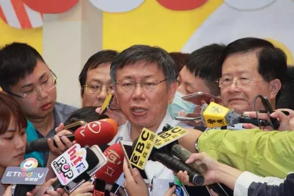 搭公車被台灣國堵 柯文哲動怒:人民有表達自由的權利,但不要騷擾別人