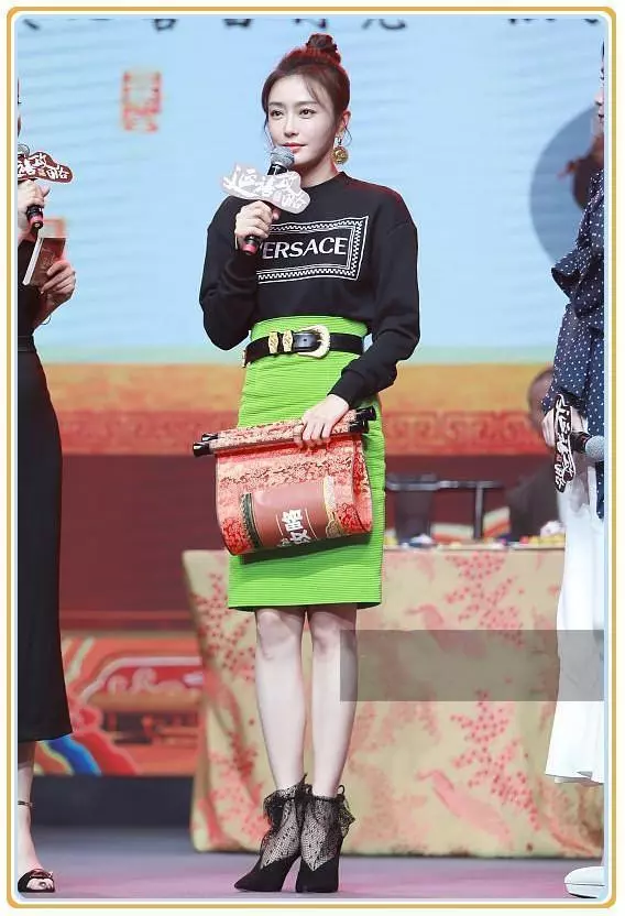 當28歲吳謹言同框37歲秦嵐,網友直呼:這就是貴妃和皇后的差距!