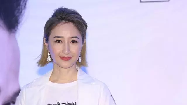 TVB宅男女神為新劇造型,被指與關詠荷撞樣八成勁相似!
