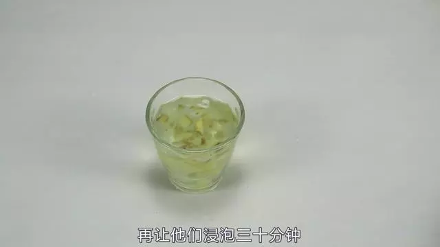 生薑放在小蘇打里,一年能幫家裡省下不少錢,大多數家庭都用得到