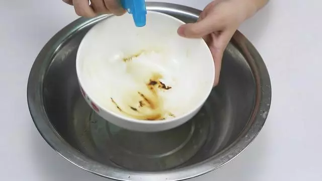 生薑放在小蘇打里,一年能幫家裡省下不少錢,大多數家庭都用得到