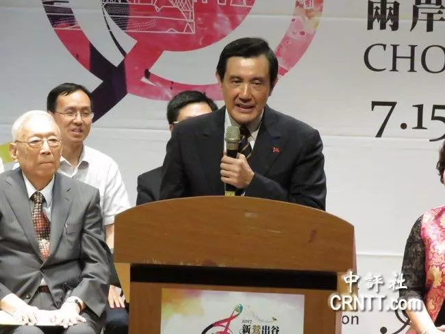 排隊還讓長輩!高鐵捕獲野生馬英九 網讚:教養非常好