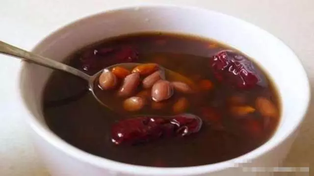 頭髮一梳掉一把,到底問題出在哪?4種食物換著吃,減少掉發!