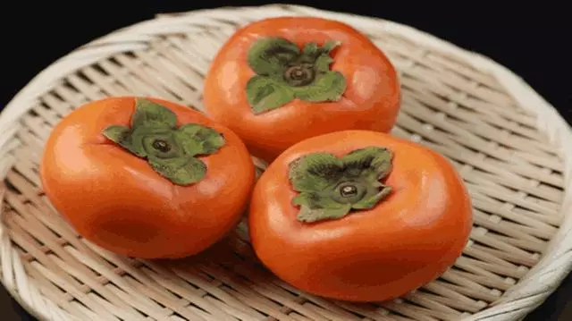 提醒:5種蔬菜水果的皮吃不得!容易引發中毒,但這2種皮卻是良藥