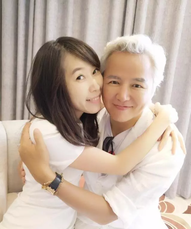 張庭老公與陌生女子握手貼面十分親密!女子暗指林瑞陽為她不顧一切,更驚爆數張親密照,員工卻說很正常!