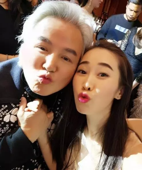 張庭老公與陌生女子握手貼面十分親密!女子暗指林瑞陽為她不顧一切,更驚爆數張親密照,員工卻說很正常!