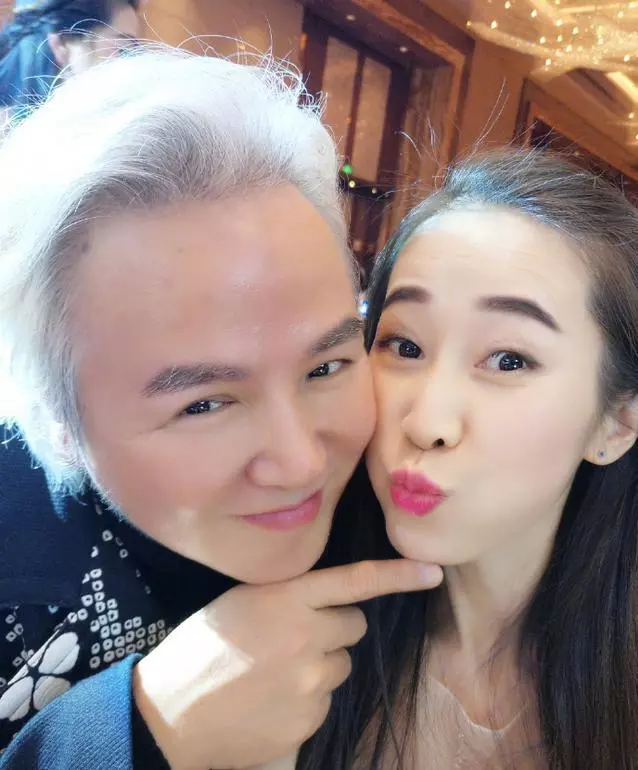 張庭老公與陌生女子握手貼面十分親密!女子暗指林瑞陽為她不顧一切,更驚爆數張親密照,員工卻說很正常!