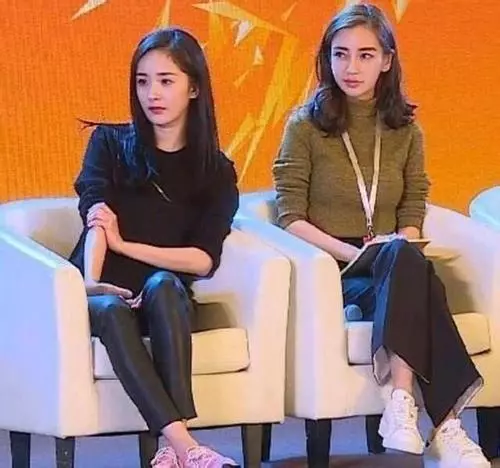 看看楊穎的婆婆,再看看楊冪的婆婆,兩人在家的地位一目了然!