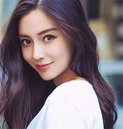 看看楊穎的婆婆,再看看楊冪的婆婆,兩人在家的地位一目了然!