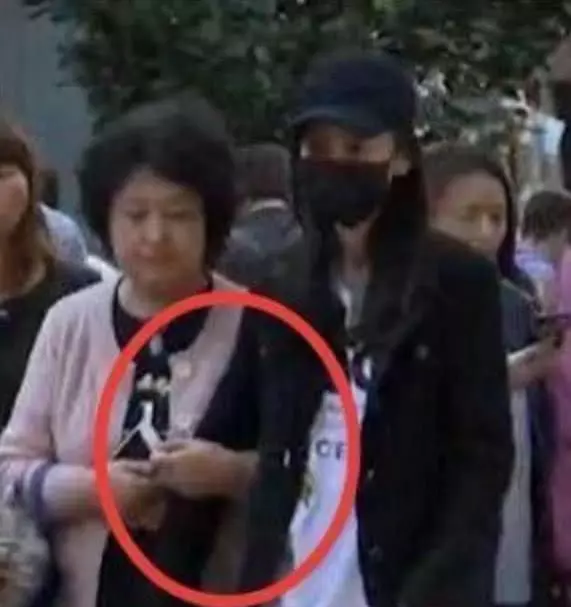 看看楊穎的婆婆,再看看楊冪的婆婆,兩人在家的地位一目了然!