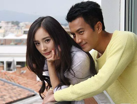 看看楊穎的婆婆,再看看楊冪的婆婆,兩人在家的地位一目了然!