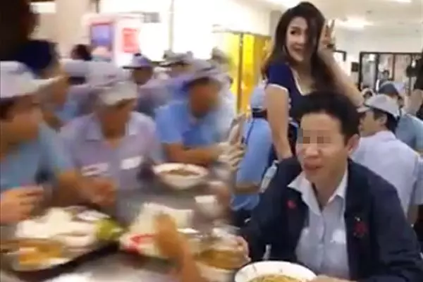 食堂午餐 美女跳舞 工廠提供絕世好福利