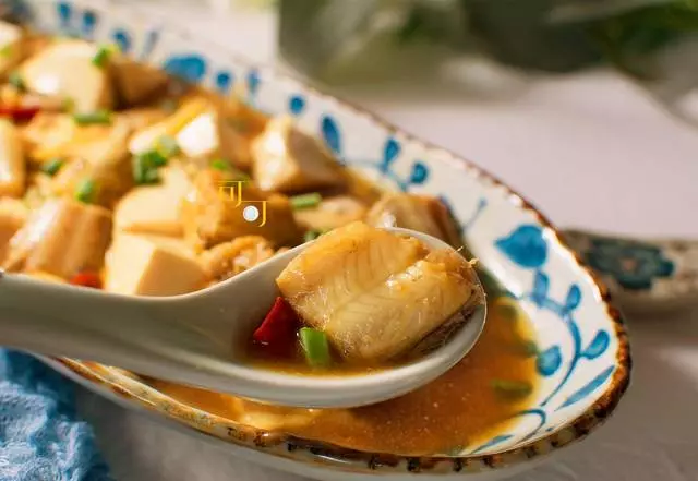 這魚和豆腐同名,肉質滑嫩鮮美,和豆腐一起燒很家常也很美味!