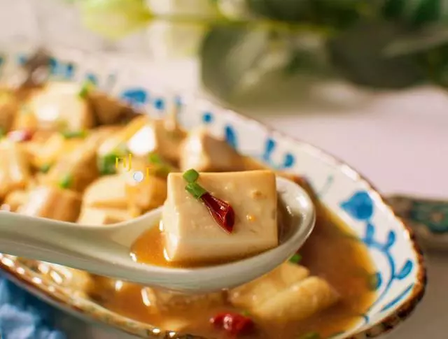 這魚和豆腐同名,肉質滑嫩鮮美,和豆腐一起燒很家常也很美味!