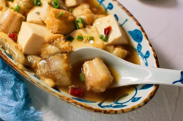 這魚和豆腐同名,肉質滑嫩鮮美,和豆腐一起燒很家常也很美味!