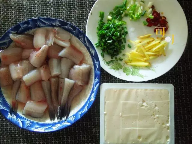 這魚和豆腐同名,肉質滑嫩鮮美,和豆腐一起燒很家常也很美味!