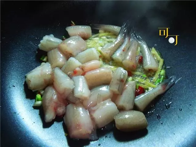 這魚和豆腐同名,肉質滑嫩鮮美,和豆腐一起燒很家常也很美味!