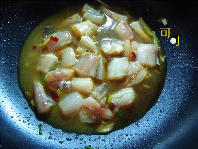 這魚和豆腐同名,肉質滑嫩鮮美,和豆腐一起燒很家常也很美味!