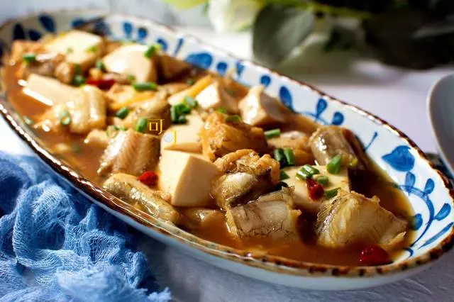 這魚和豆腐同名,肉質滑嫩鮮美,和豆腐一起燒很家常也很美味!