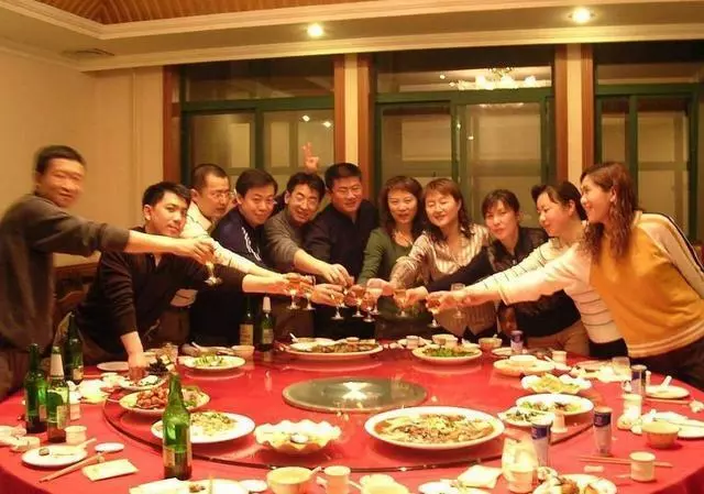 班長兒子辦滿月酒,窮小子只隨禮一百,晚上接到班長電話後愣了