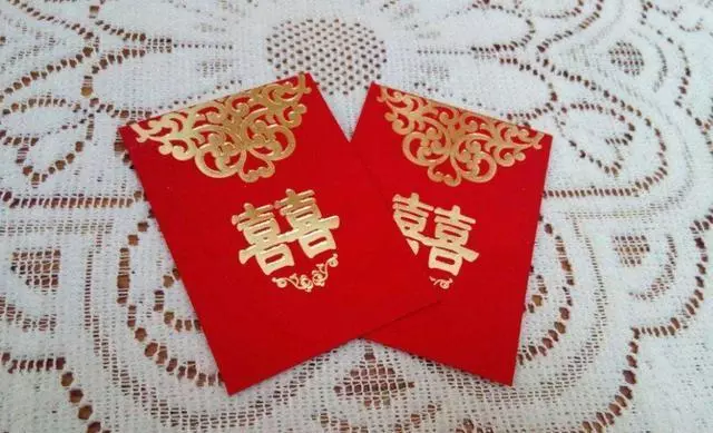 班長兒子辦滿月酒,窮小子只隨禮一百,晚上接到班長電話後愣了