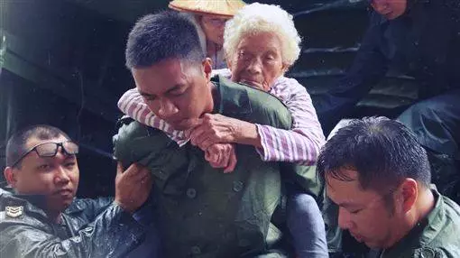 國軍背起災民涉水　惹哭網友