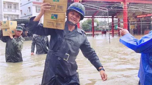 國軍背起災民涉水　惹哭網友