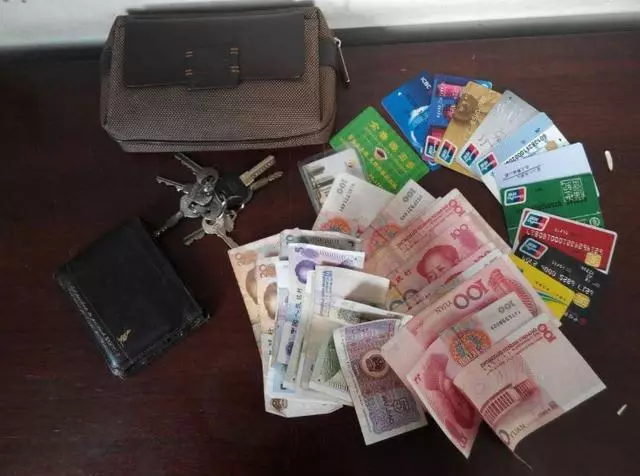 男子相親被拒,回家路上撿個包,原封不動交給警察,隔天驚喜來了