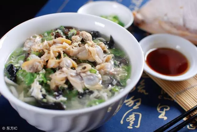 小伙背著奶奶吃面,麵館老闆免單一年,五年後老闆關店時落了淚
