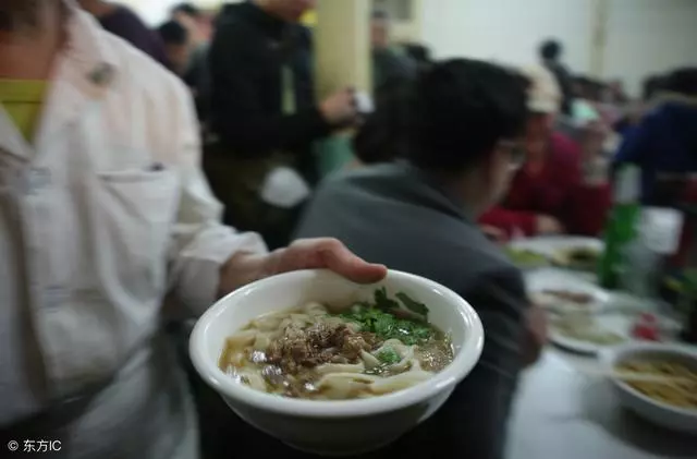 小伙背著奶奶吃面,麵館老闆免單一年,五年後老闆關店時落了淚