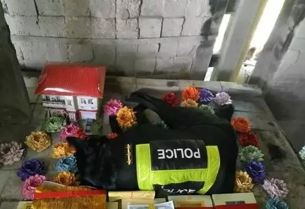 臺灣警犬去世,女警用有愛的方式送走狗狗,讓人看了溫暖!