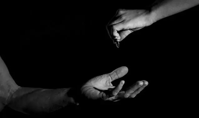 帶落難婦人回家,讓她吃飯又給她錢,走時家中老狗卻一口咬住她