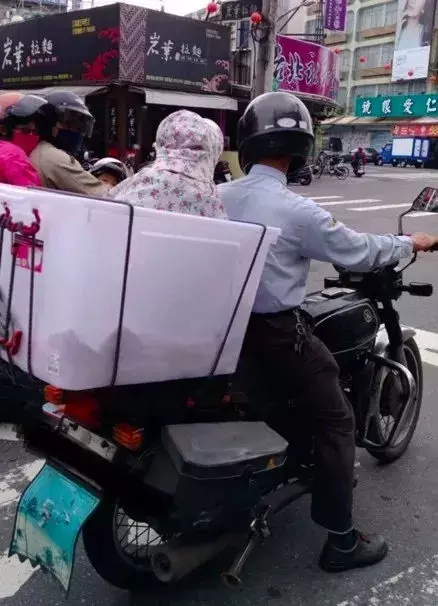 超有愛的大叔,騎著機車接老伴回家,後座的「老伴」突然轉過身來,嚇的路人差點闖紅燈