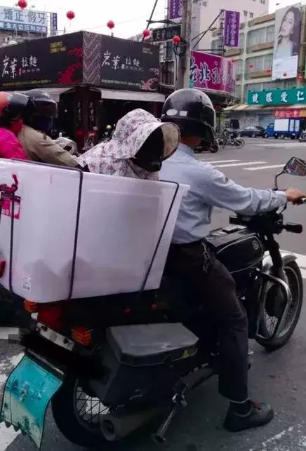 超有愛的大叔,騎著機車接老伴回家,後座的「老伴」突然轉過身來,嚇的路人差點闖紅燈