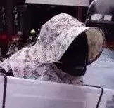 超有愛的大叔,騎著機車接老伴回家,後座的「老伴」突然轉過身來,嚇的路人差點闖紅燈