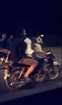 超有愛的大叔,騎著機車接老伴回家,後座的「老伴」突然轉過身來,嚇的路人差點闖紅燈