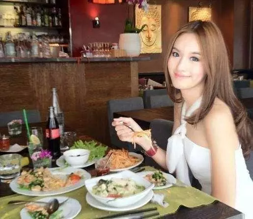 她擁有一張比女人還女人的臉,連張家輝古天樂都讚嘆她盛世美顏!
