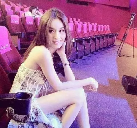 她擁有一張比女人還女人的臉,連張家輝古天樂都讚嘆她盛世美顏!