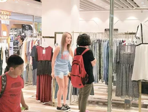 前TVB小花40歲做單親媽媽,開服裝店做售貨員放下明星地位!