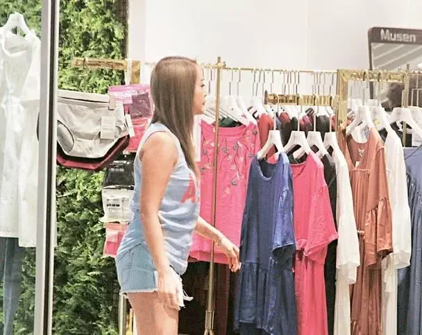 前TVB小花40歲做單親媽媽,開服裝店做售貨員放下明星地位!
