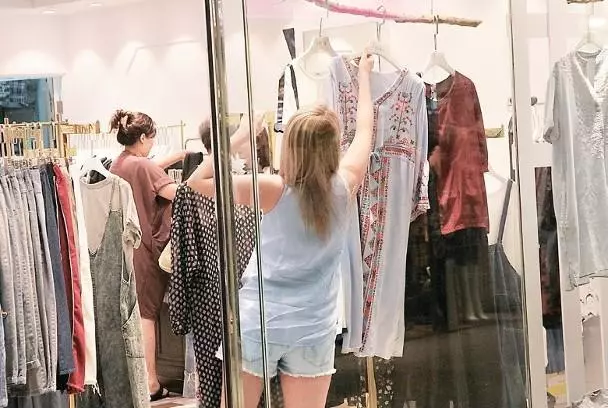 前TVB小花40歲做單親媽媽,開服裝店做售貨員放下明星地位!