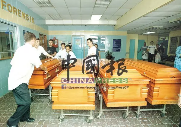 為兒子慶生,大馬父親親手將三名兒女勒斃,再上吊自殺,牆上兩段遺言,指明導火索