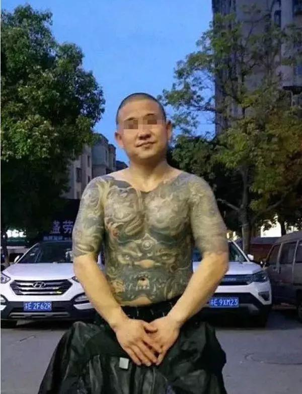 寶馬文身路霸逞兇,持刀砍人反被奪刀砍死!