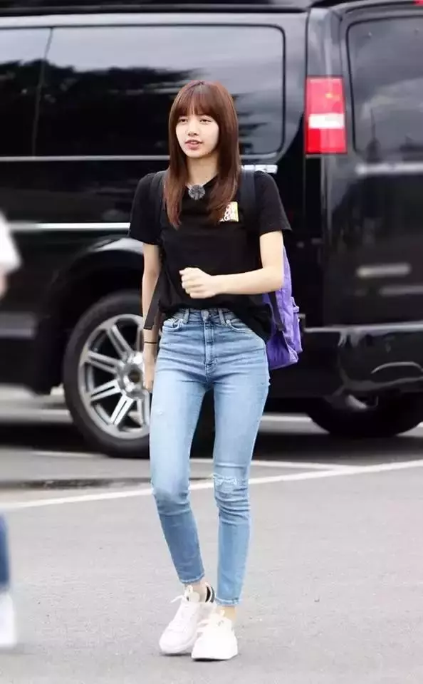 BLACKPINK LISA《真正的男人》素顏照被捕捉,看起來小了許多?
