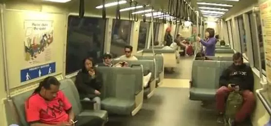 女子在捷運上收到歹徒紙條「留下錢包否則沒命」,情急下她竟然直接...「歹徒當場直接嚇跑爬下車...」