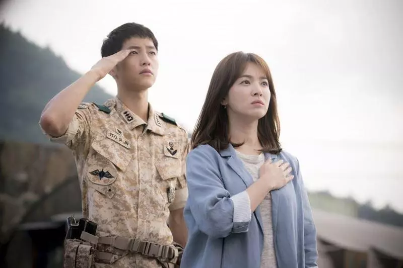 越南版《太陽的後裔》令人超意外!女主角逆天顏值讓網友全瘋了:完全不輸宋慧喬