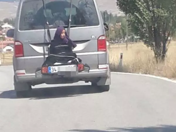 女兒綁客貨車尾遊街 父辯稱:「她喜歡」