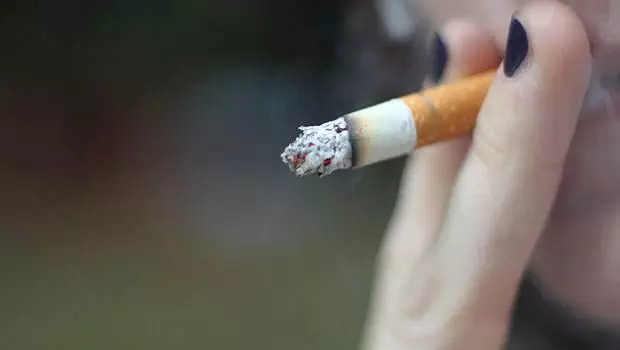 早晨起床後能不能抽菸?養生專家:懂得養生的人,不會做這五件事